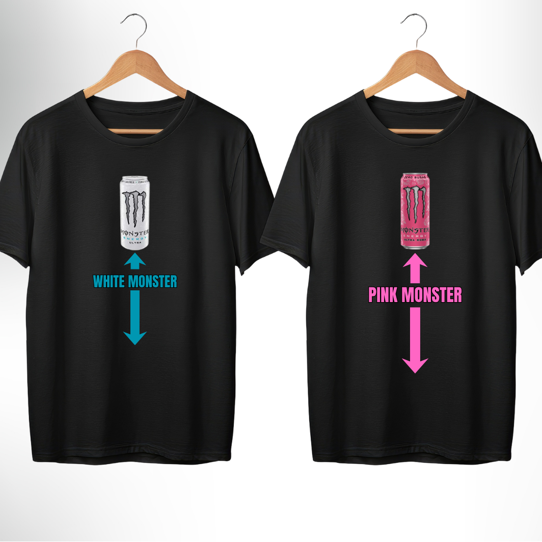 Par t-shirts i svart med monstertryck i vitt och rosa på bröstet