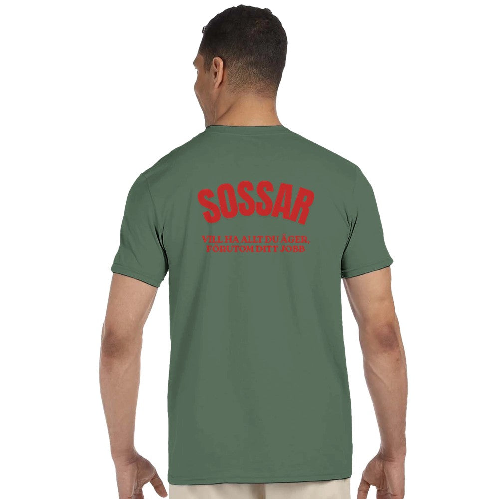 Mörkgrön t-shirt med rund hals och rött tryck på ryggen