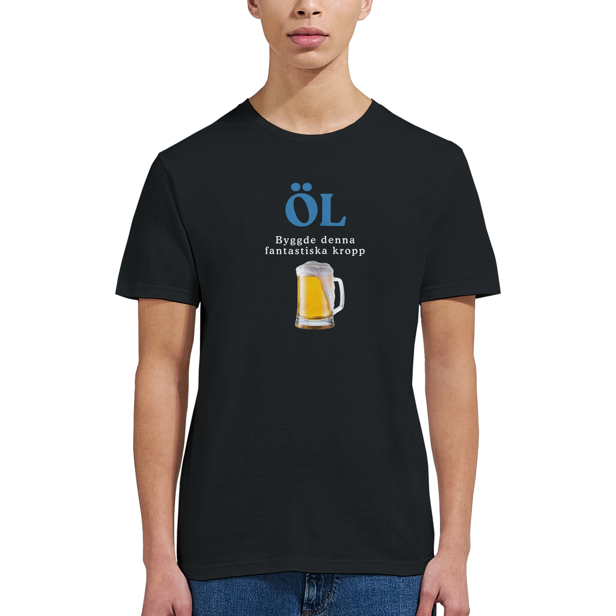 Svart t-shirt med blått ÖL-tryck och ölglas, rund hals, korta ärmar på modell