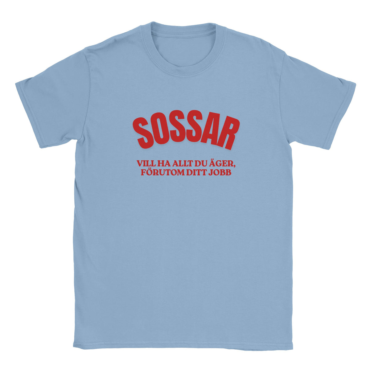 Ljusblå t-shirt med rött tryck “SOSSAR” och slogan i två rader.