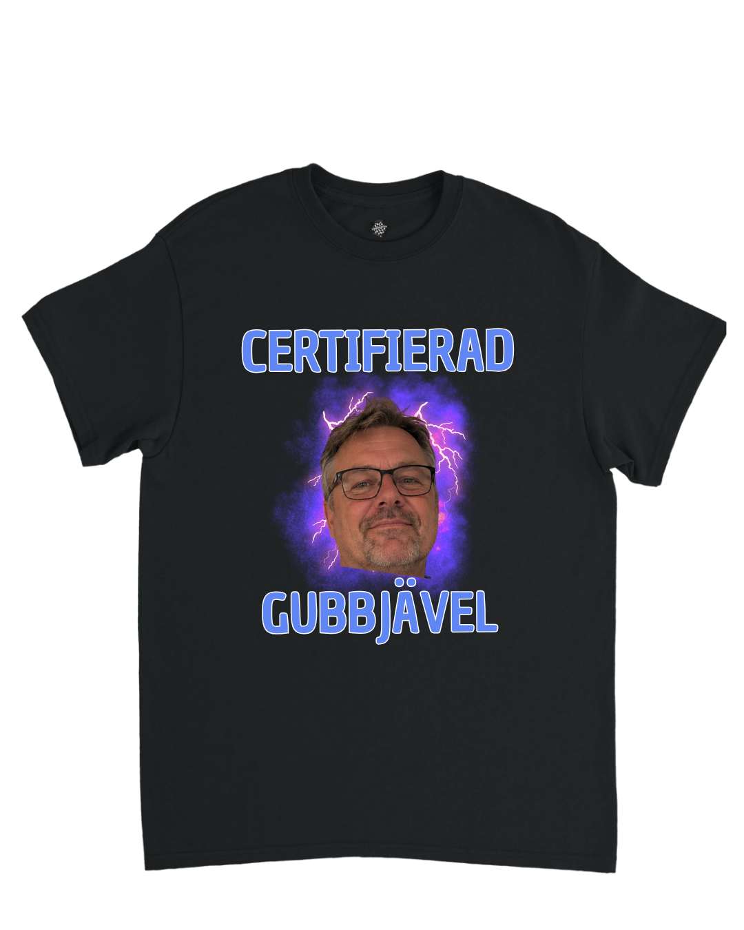 Svart t-shirt med porträtttryck, texten CERTIFIERAD och GUBBJÄVEL i blått