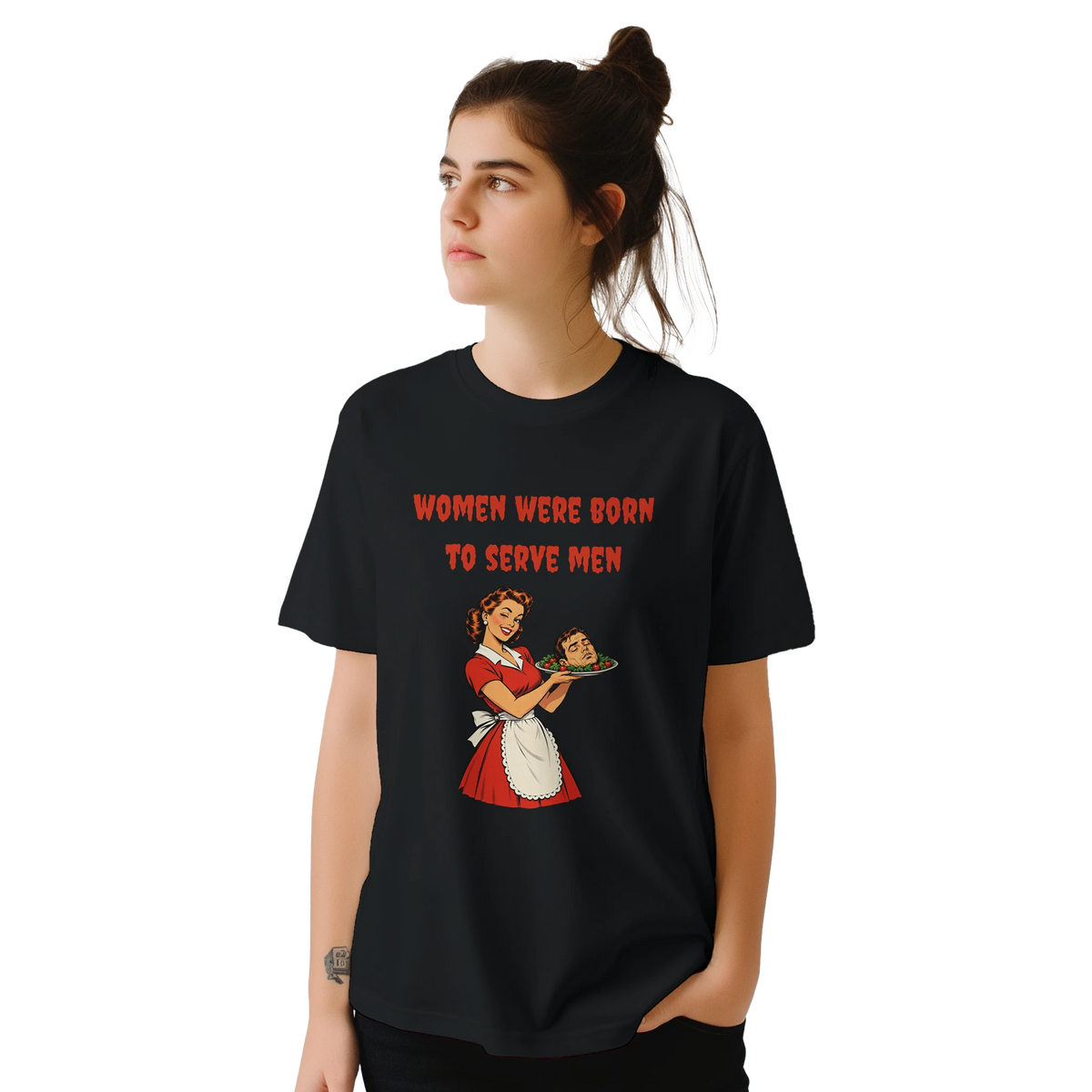 Svart dam t-shirt med röd text och illustration, sedd från sidan på modell