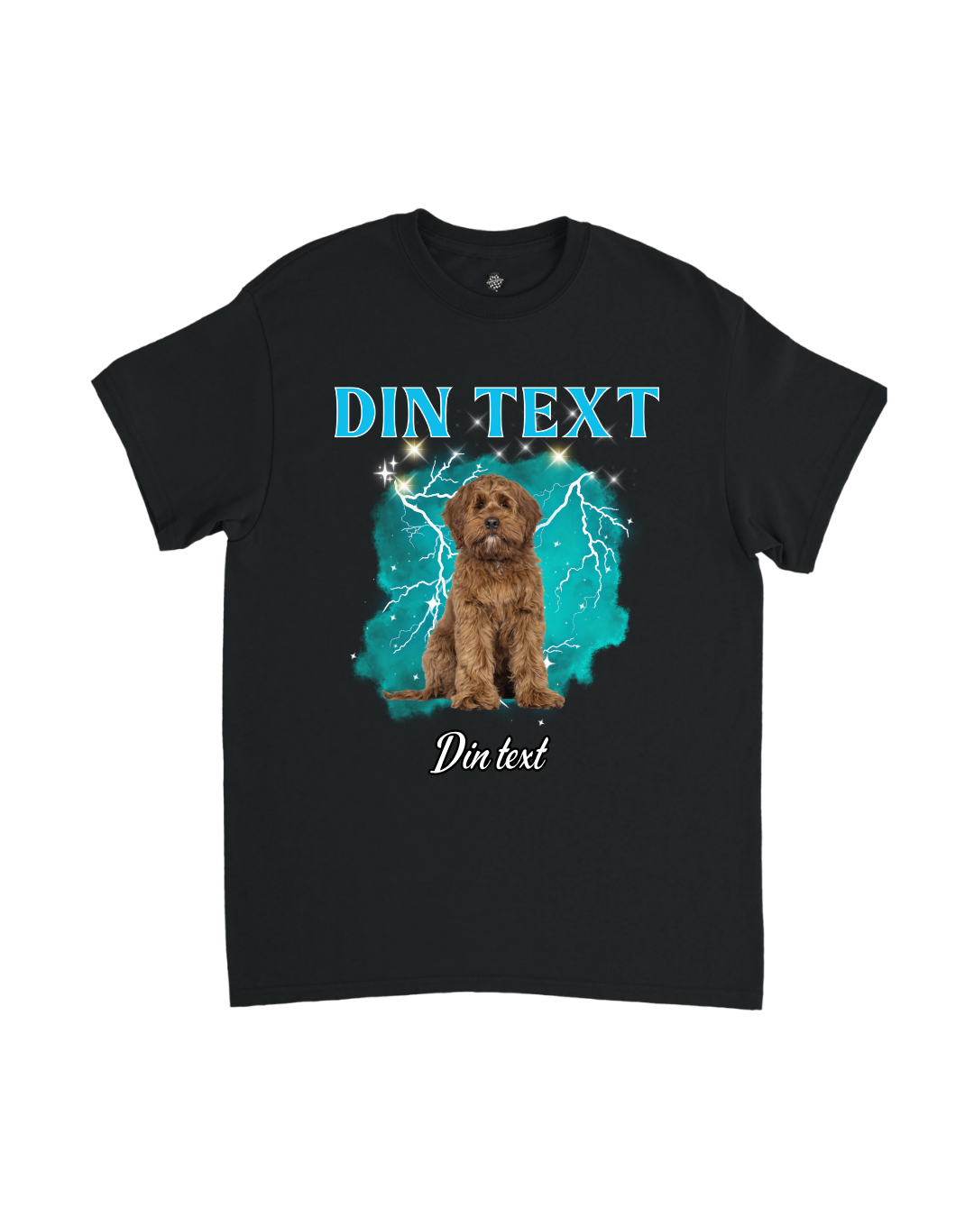 Svart personlig t-shirt med tryck av hund och blå text, kortärmad rund hals.