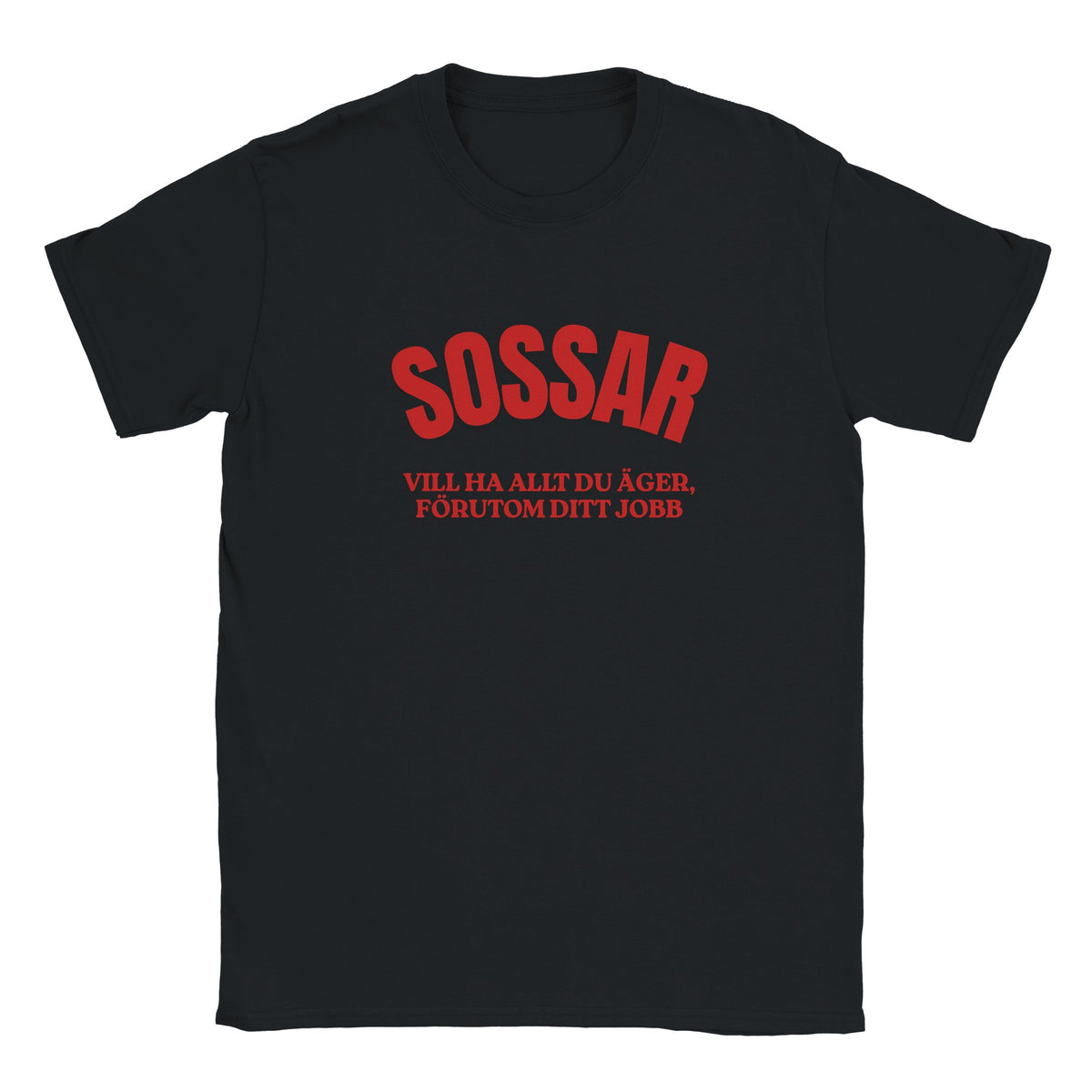 Svart t-shirt med rött tryck “SOSSAR” och slogan i två rader.