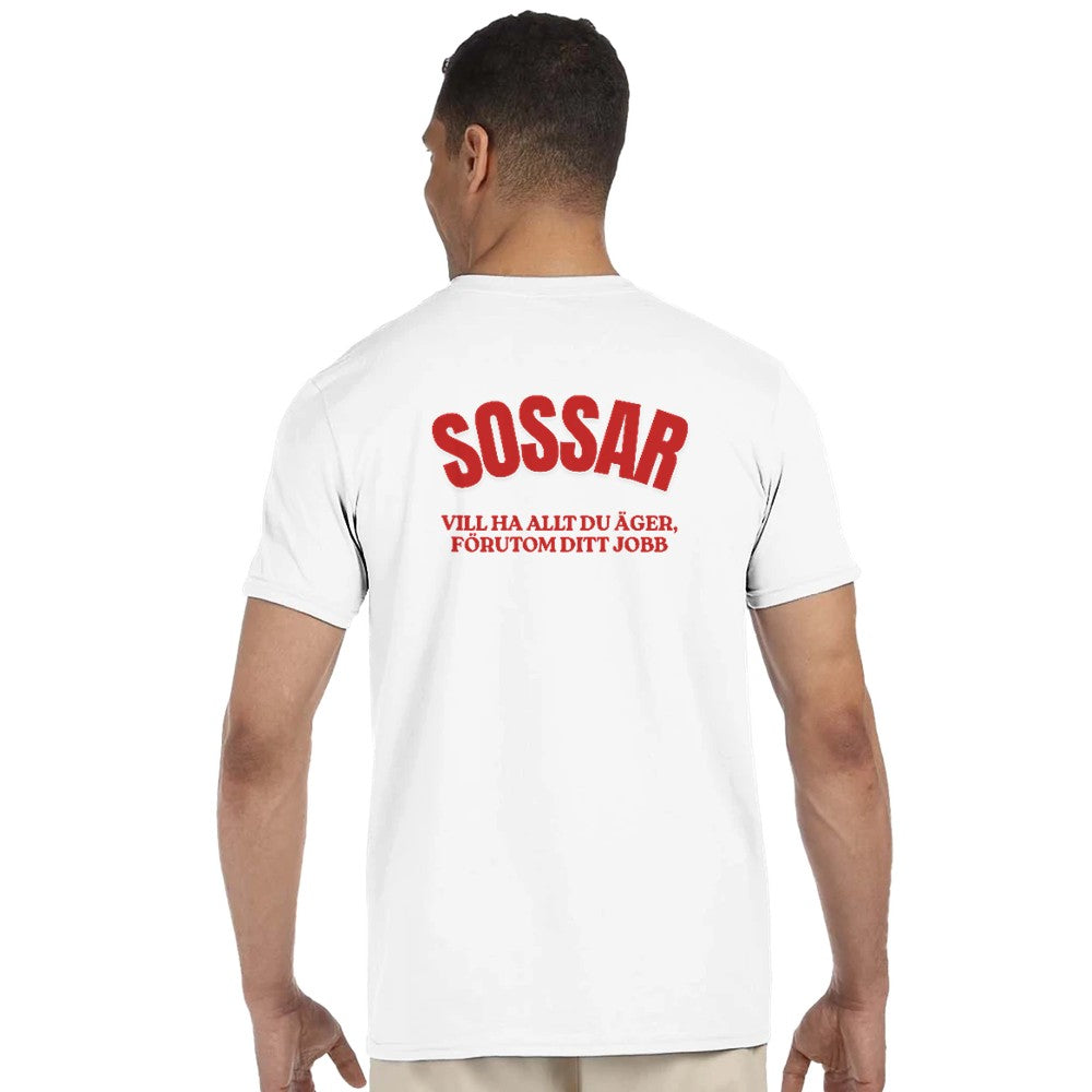 Vit t-shirt med rund hals och stort rött tryck på ryggen