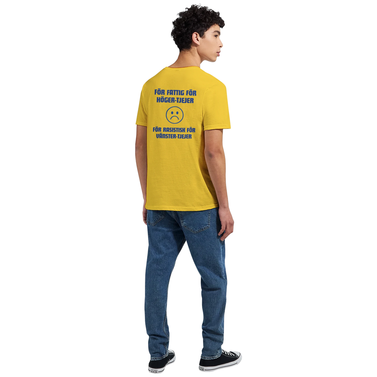 Gul t-shirt med ryggtryck i blå text, sedd från sidan