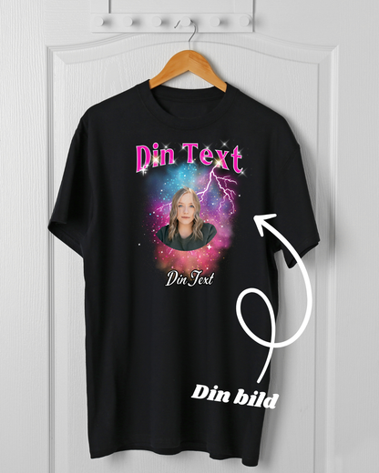 T-shirt | Personlig Design | Rosa Bakgrund