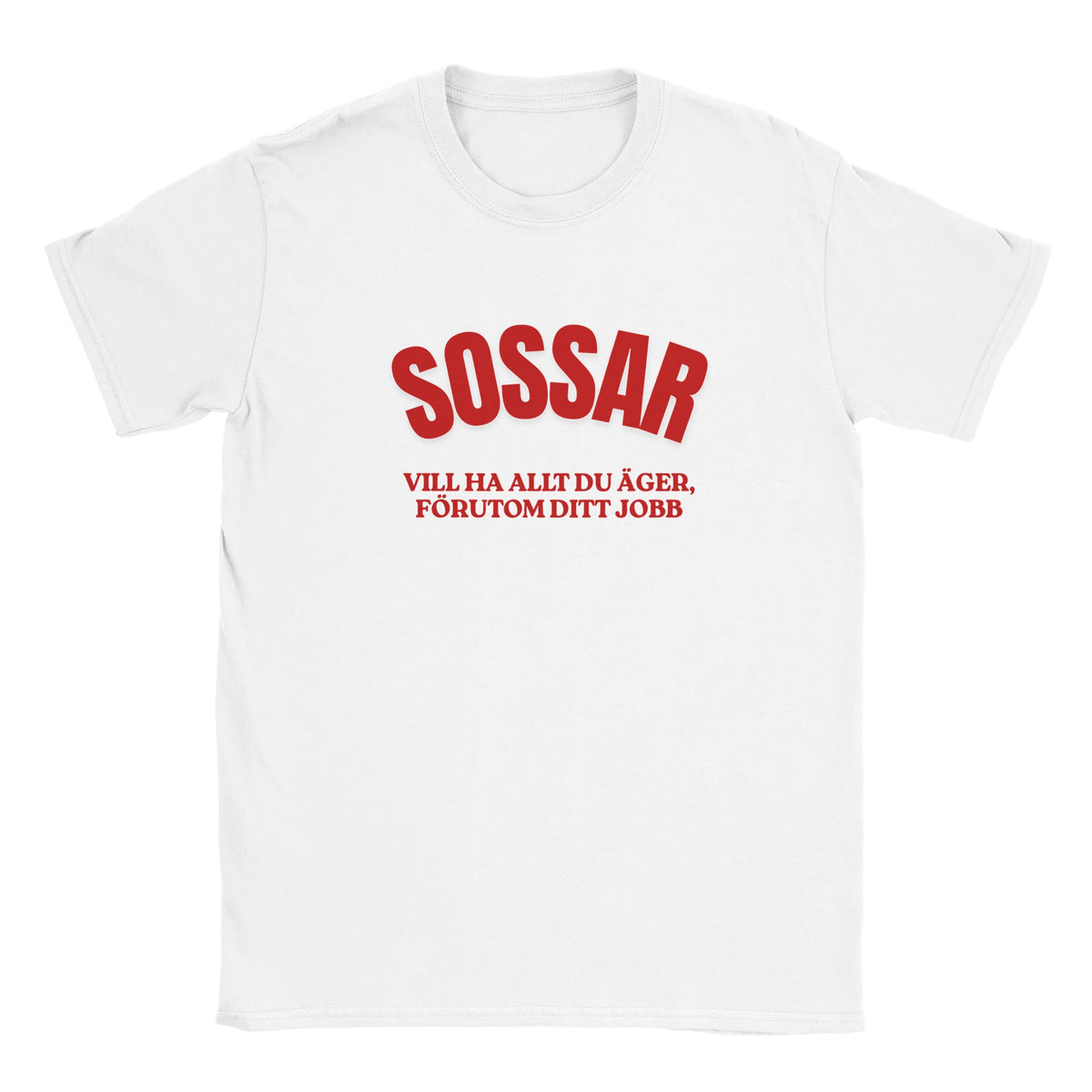 Vit t-shirt med rund halsringning och rött “SOSSAR”-tryck på bröstet.